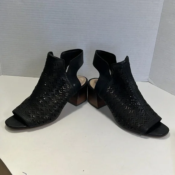 Vince Camuto Sternat “shooties”. - Picture 3 of 16